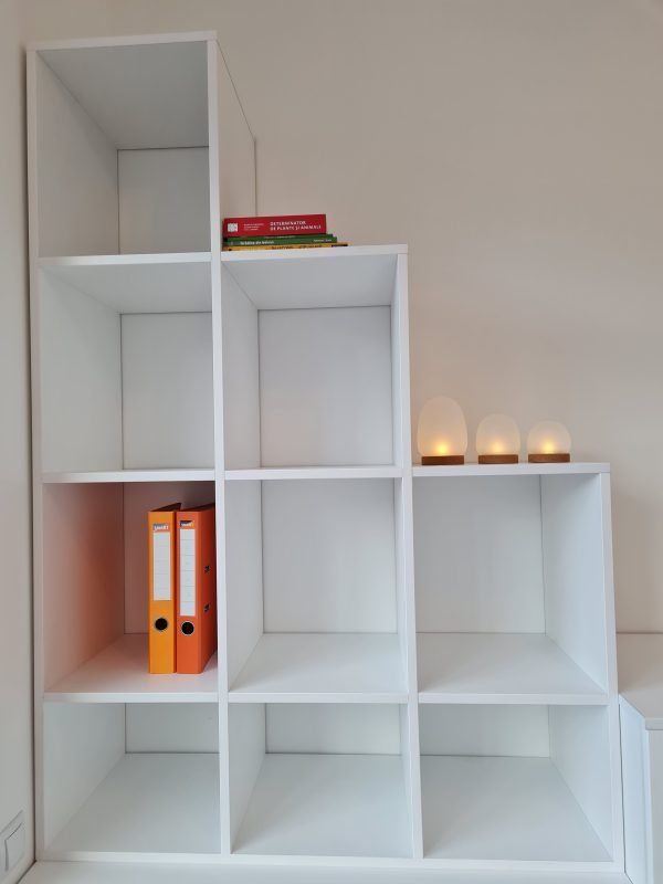 Mobilier personalizat Birou cu fronturi lamelare alb alpin realizat de cncwoodskills 4
