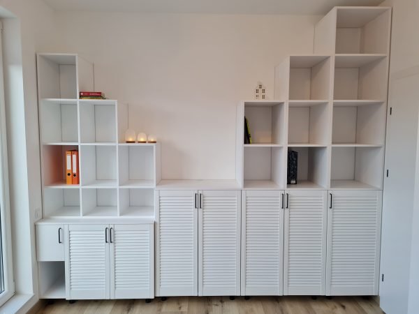 Mobilier personalizat Birou cu fronturi lamelare alb alpin realizat de cncwoodskills