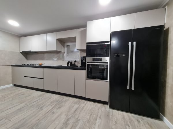 bucatarie realizata la comanda, mobila la comanda cluj, cncwoodskills, fronturi gri piatra si gri casmir, profile Gala negre cnc wood skills srl