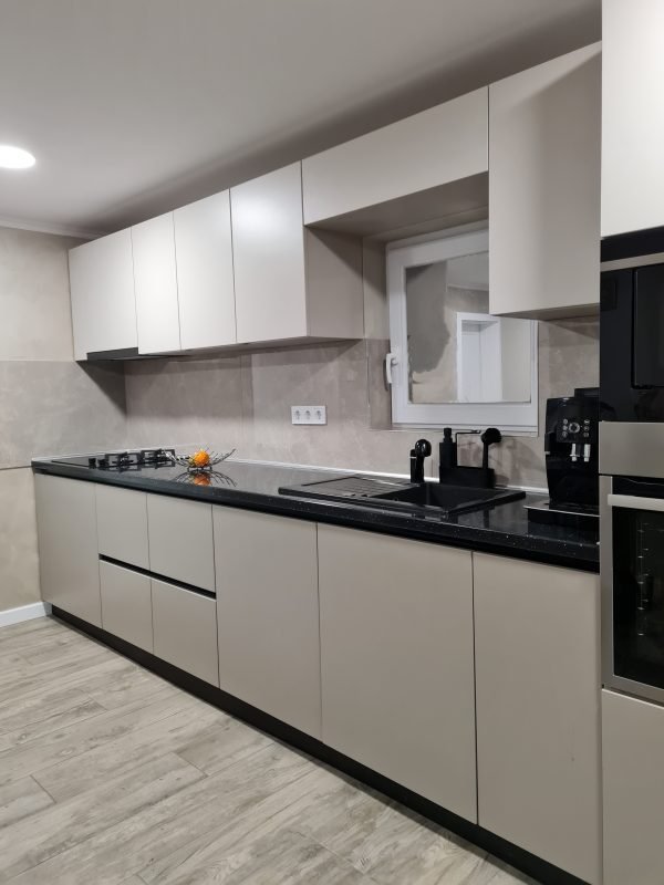 bucatarie realizata la comanda, mobila la comanda cluj, cncwoodskills, fronturi gri piatra si gri casmir, profile Gala negre cnc wood skills srl