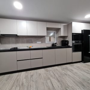 bucatarie realizata la comanda, mobila la comanda cluj, cncwoodskills, fronturi gri piatra si gri casmir, profile Gala negre cnc wood skills srl