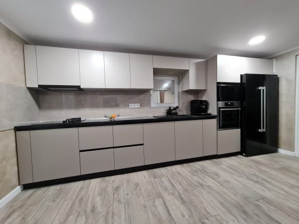 bucatarie realizata la comanda, mobila la comanda cluj, cncwoodskills, fronturi gri piatra si gri casmir, profile Gala negre cnc wood skills srl