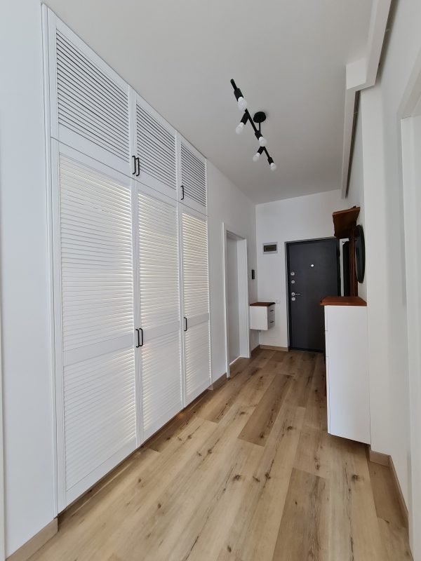 hol Dressing Usi Lamelare - vopsite alb- interior LED cu aprindere automata la deschiderea usii, fiecare usa are propriul sistem de led