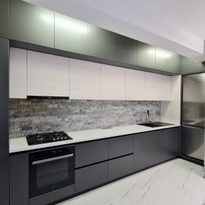 1 Bucatarie Usi gri Frigider Integrat corpuri retrase USI satin infoliat Blat EGGER Profil Gola negru 1