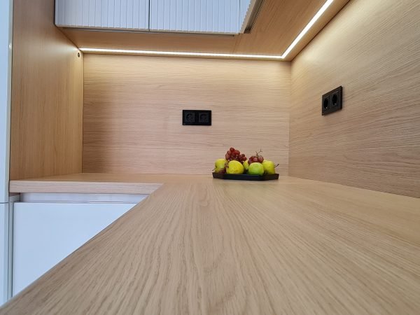Bucatarie cu panou antistrop Usi alb HG Frigider incorporat, corpuri retrase USI riflate Blat Stejar EGGER Profil Gola alb cnc wood skills