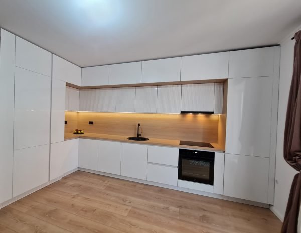 Bucatarie cu panou antistrop Usi alb HG Frigider incorporat, corpuri retrase USI riflate Blat Stejar EGGER Profil Gola alb cnc wood skills