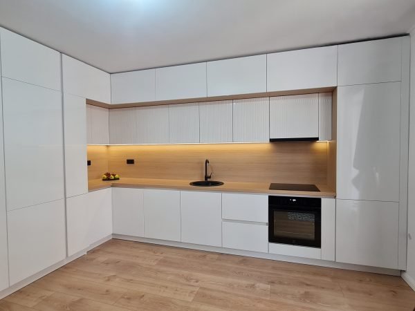 Bucatarie cu panou antistrop Usi alb HG Frigider incorporat, corpuri retrase USI riflate Blat Stejar EGGER Profil Gola alb cncwoodskills dot com