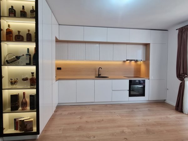 bucatarie cu sertare flowbox samet, Bucatarie cu panou antistrop Usi alb HG Frigider incorporat, corpuri retrase USI riflate Blat Stejar EGGER Profil Gola alb cncwoodskills dot com
