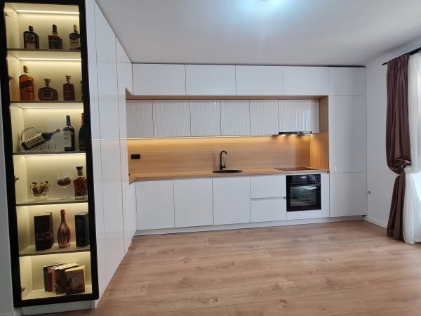 Bucatarie cu panou antistrop Usi alb HG Frigider incorporat, corpuri retrase USI riflate Blat Stejar EGGER Profil Gola alb cnc wood skills