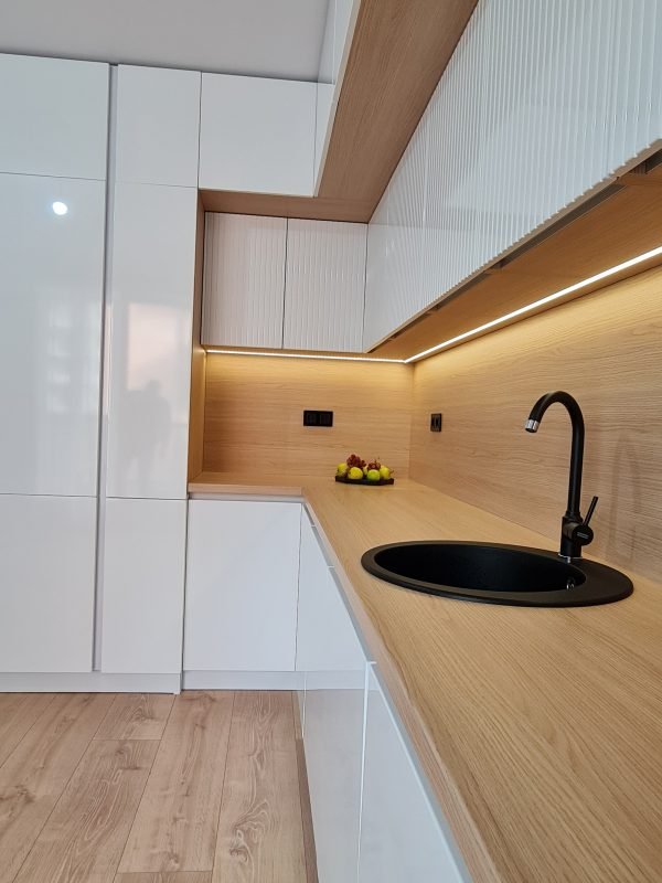 bucatarie cu led integrat, Bucatarie cu panou antistrop Usi alb HG Frigider incorporat, corpuri retrase USI riflate Blat Stejar EGGER Profil Gola alb cncwoodskills dot com