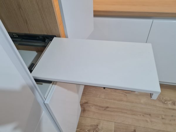 polita cu opritor blum, Bucatarie cu panou antistrop Usi alb HG Frigider incorporat, corpuri retrase USI riflate Blat Stejar EGGER Profil Gola alb cncwoodskills dot com