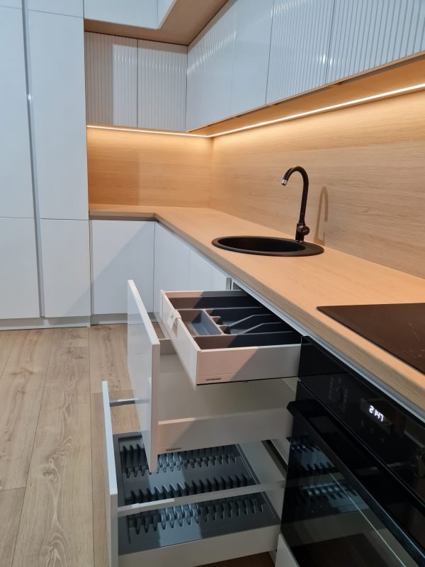 bucatarie cu sertare flowbox samet, Bucatarie cu panou antistrop Usi alb HG Frigider incorporat, corpuri retrase USI riflate Blat Stejar EGGER Profil Gola alb cncwoodskills dot com