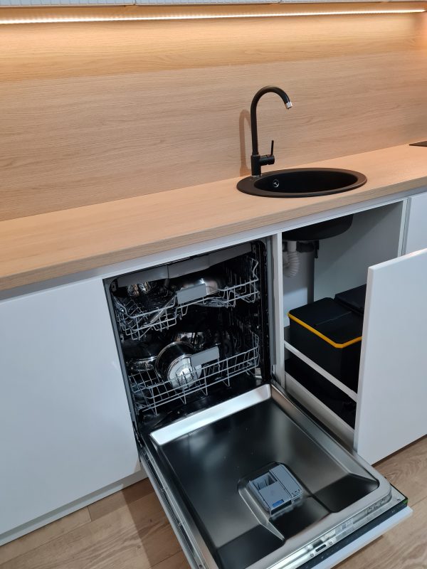 bucatarie cu sertare flowbox samet, Bucatarie cu panou antistrop Usi alb HG Frigider incorporat, corpuri retrase USI riflate Blat Stejar EGGER Profil Gola alb cncwoodskills dot com