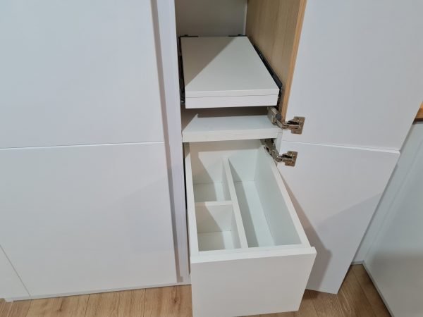 bucatarie cu sertare flowbox samet, Bucatarie cu panou antistrop Usi alb HG Frigider incorporat, corpuri retrase USI riflate Blat Stejar EGGER Profil Gola alb cncwoodskills dot com