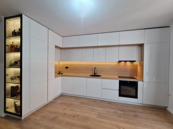 bucatarie cu sertare flowbox samet, Bucatarie cu panou antistrop Usi alb HG Frigider incorporat, corpuri retrase USI riflate Blat Stejar EGGER Profil Gola alb cncwoodskills dot com