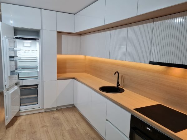 bucatarie cu sertare flowbox samet, Bucatarie cu panou antistrop Usi alb HG Frigider incorporat, corpuri retrase USI riflate Blat Stejar EGGER Profil Gola alb cncwoodskills dot com
