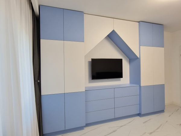dormitor copil, child bedroom, cnc wood skills, pal alb alpin w1100 si albastru orizont u522 egger, spatiu tv